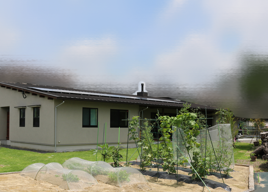 建築士夫妻が選んだ屋根上の太陽光パネルと家庭菜園