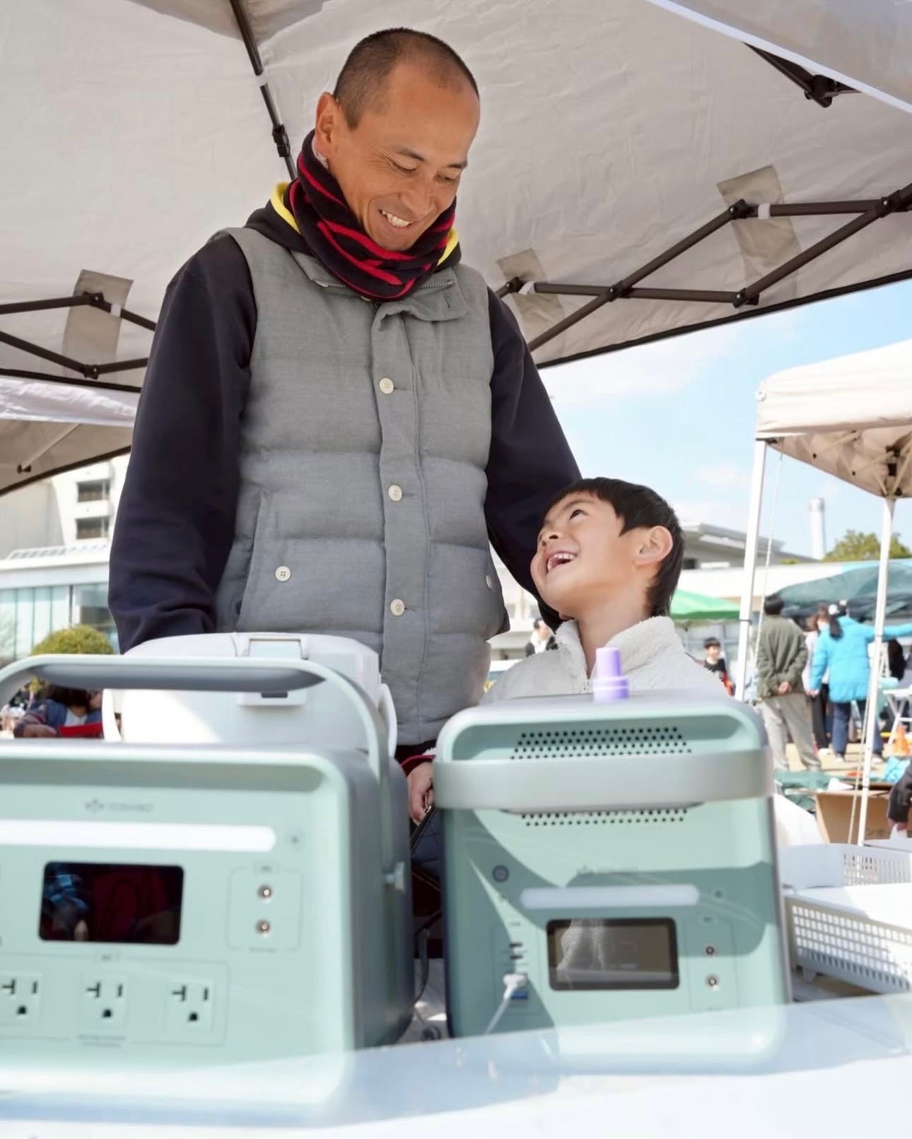 代表 髙橋聡一郎と男の子、ポータブル電源体験イベント