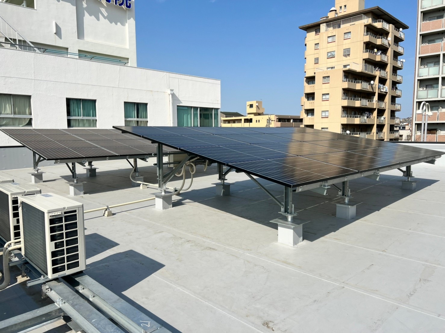 クリニック施設の屋根に設置した太陽光発電
