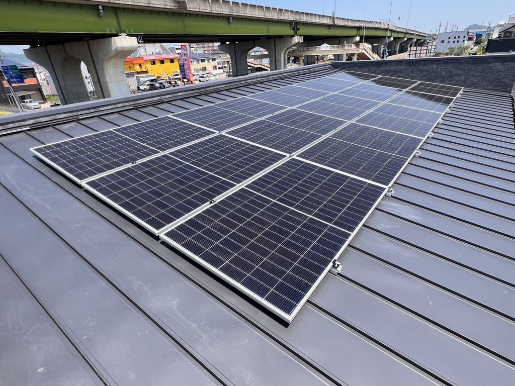 戸建て住宅の屋根に設置した太陽光発電システム