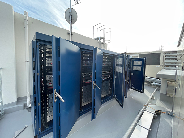 導入事例：オフィスビル向け30kWh。DX機器を無瞬停で保護しBCPを強化するオフグリッド電源
