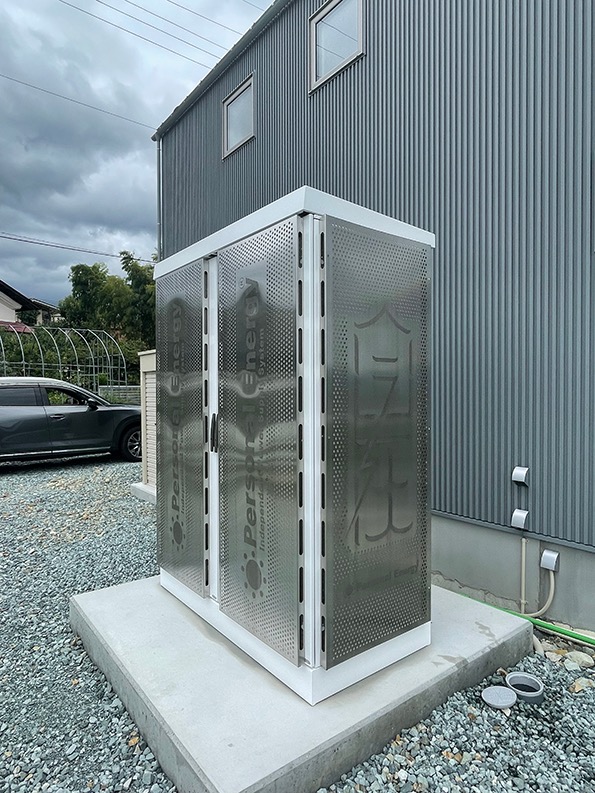 パーソナルエナジー外観の別角度。耐候筐体で屋外設置に対応するオフグリッド電源