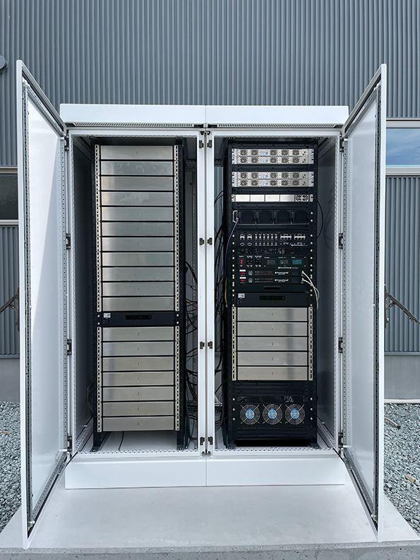 パーソナルエナジー内観。20kWhのバッテリーモジュールとBMSのモジュール構成