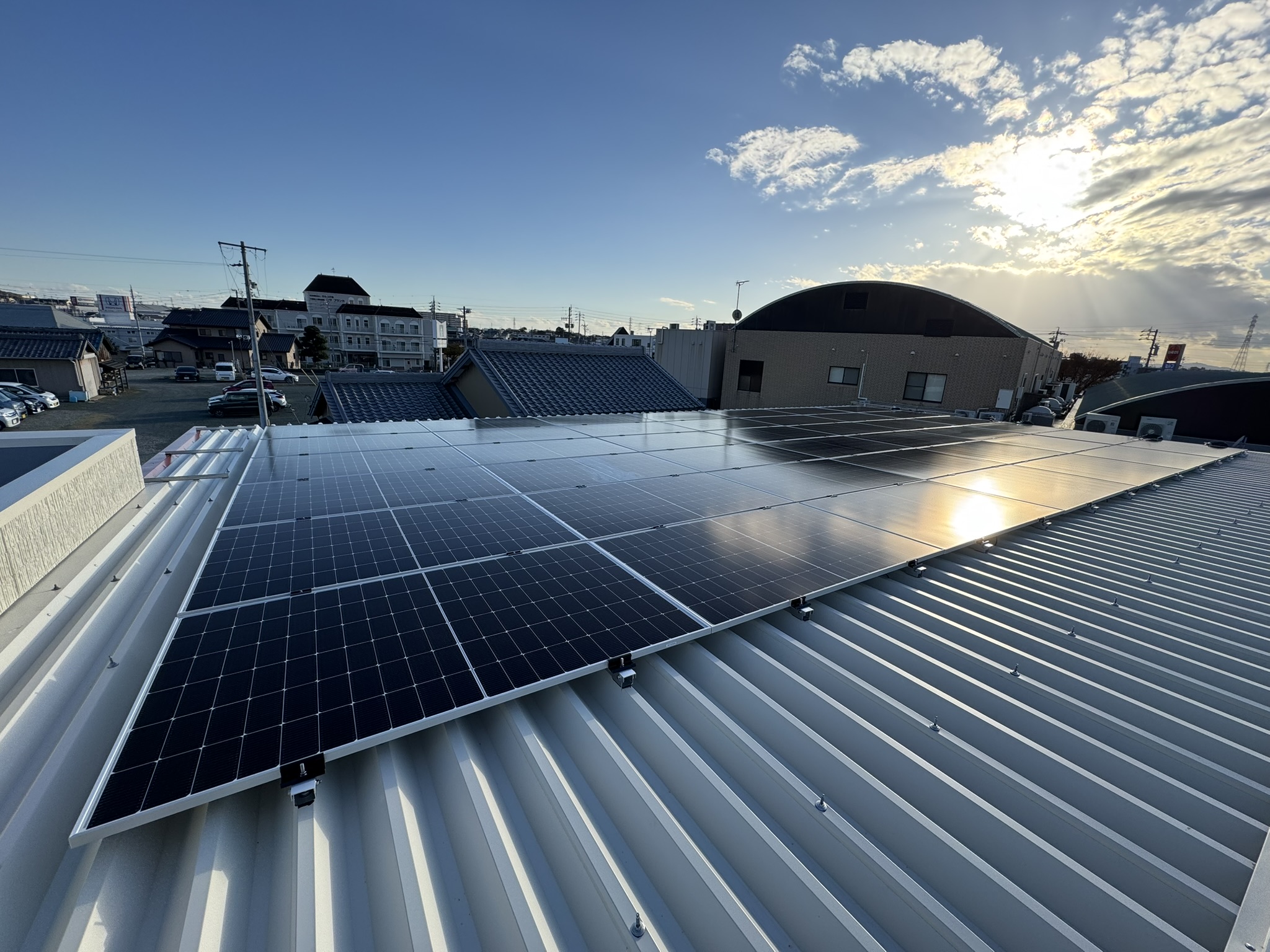 工場の大屋根に設置した太陽光発電システム