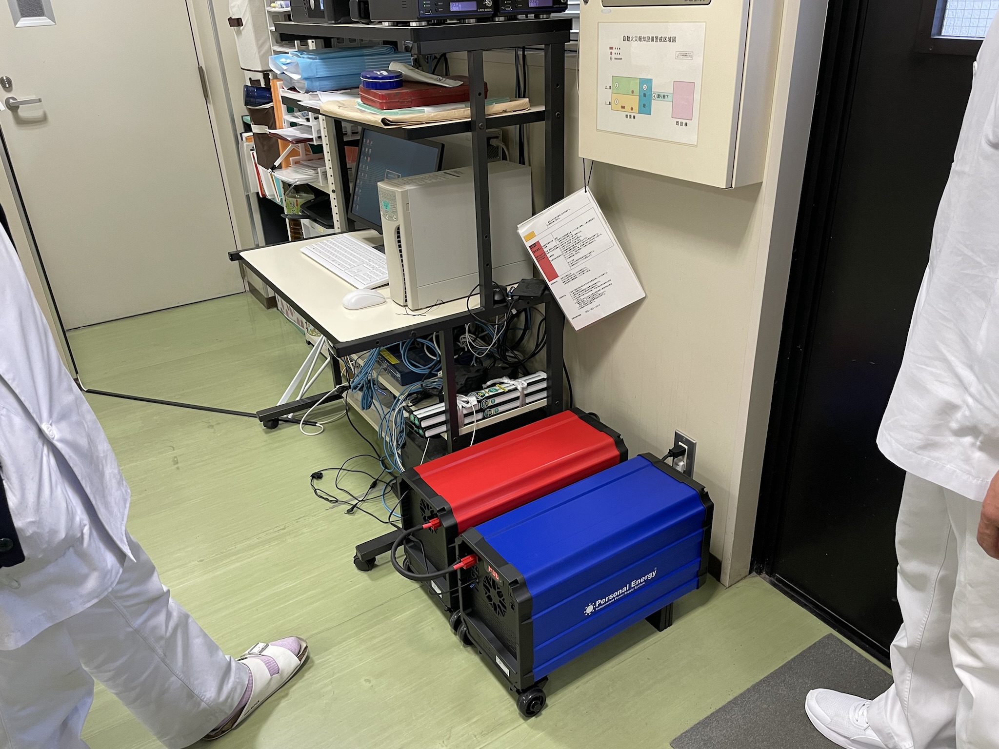 キャスター付きで移動可能な電源